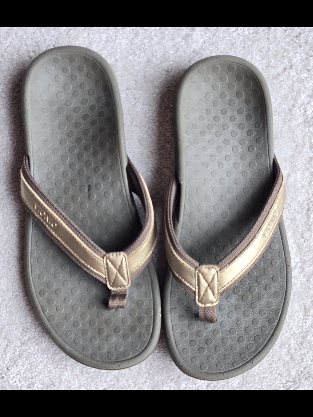 Vionic Olive and Tan Casual Flip Flops Womens 6